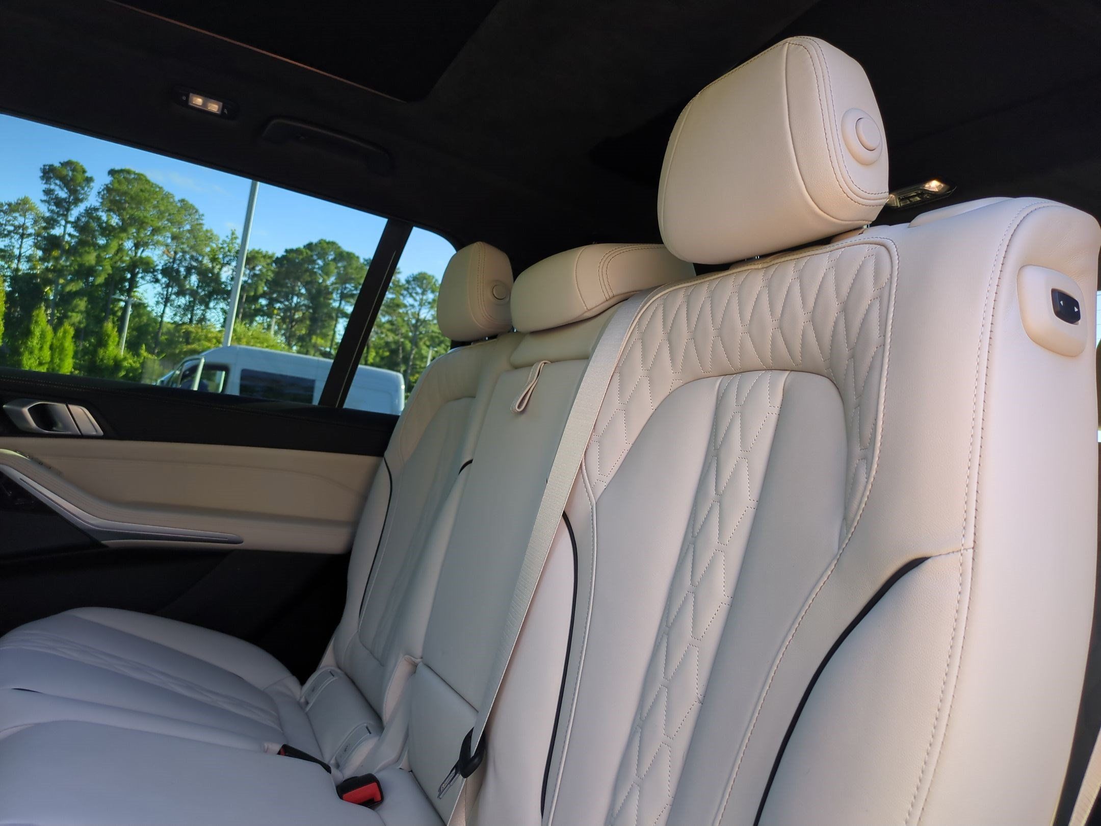 Certified 2025 BMW X7 M60i w/ Executive Package AWD/4WD image 31