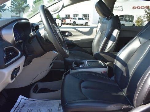 Used 2024 Chrysler Pacifica Touring-L FWD image 14