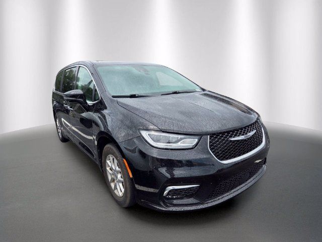 Used 2024 Chrysler Pacifica Touring-L FWD image 5