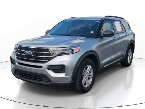Used 2022 Ford Explorer XLT image 2