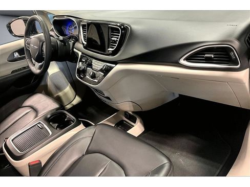 Used 2024 Chrysler Pacifica Touring-L FWD image 46