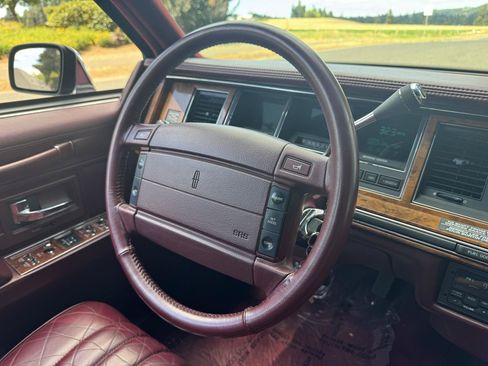 Used 1994 Lincoln Town Car Executive RWD image 19