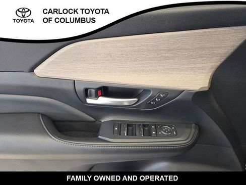 Used 2024 Toyota Grand Highlander AWD image 11
