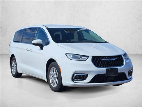 Used 2023 Chrysler Pacifica Touring-L FWD image 3