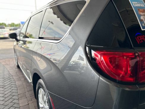 Used 2019 Chrysler Pacifica Touring-L FWD image 10