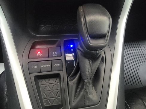 Used 2021 Toyota RAV4 LE image 18