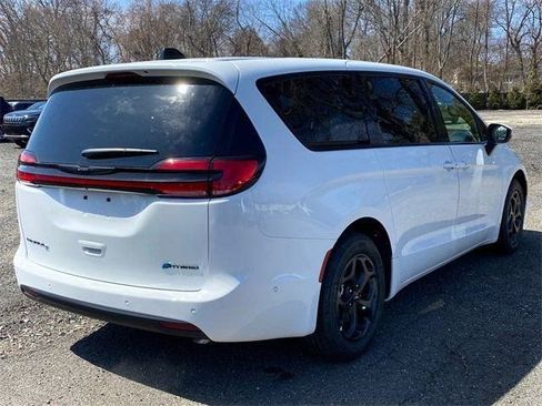 New 2023 Chrysler Pacifica Touring-L w/ S Appearance Package image 3