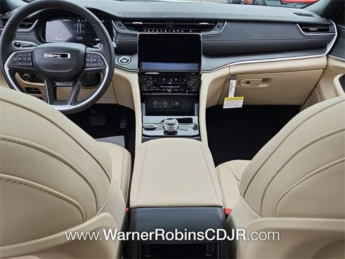 New 2025 Jeep Grand Cherokee Limited w/ Luxury Tech Group II image 8