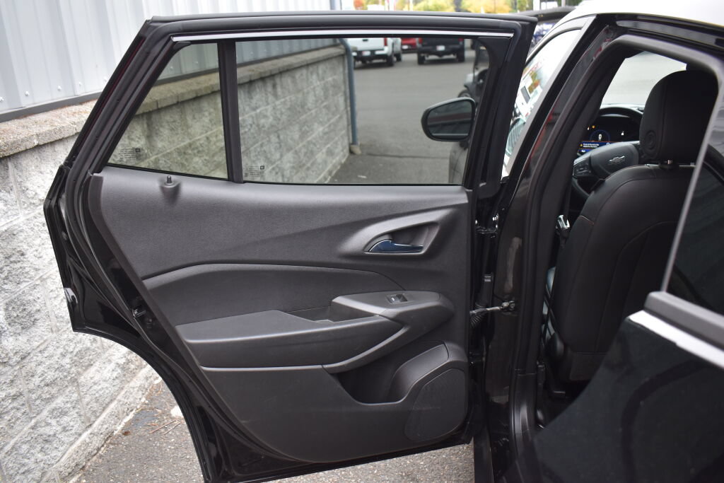 Used 2024 Chevrolet Trax RS w/ Driver Confidence Package FWD image 19