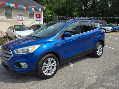 Used 2017 Ford Escape SE w/ Equipment Group 201A FWD image 2