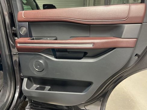 Used 2024 Ford Expedition Limited image 12