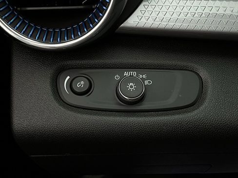 Used 2025 Chevrolet Trax LT image 20