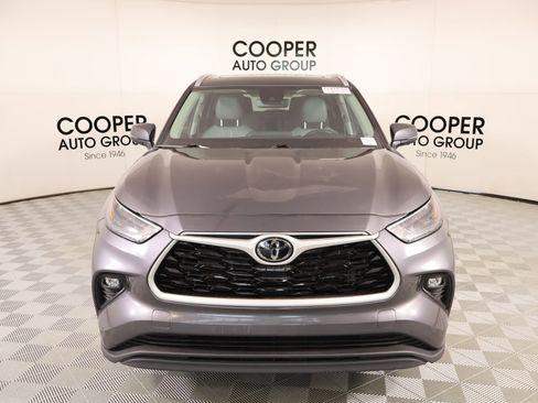 Used 2024 Toyota Highlander XLE AWD/4WD image 9