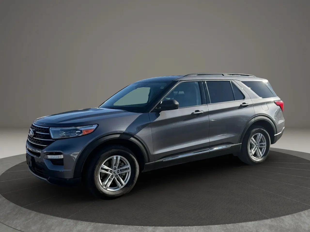 Used 2021 Ford Explorer XLT w/ Equipment Group 202A AWD/4WD image 2