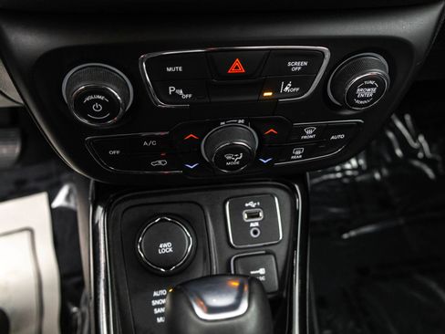 Used 2021 Jeep Compass Limited image 27