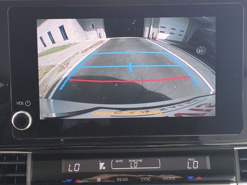 Used 2025 Toyota Sienna LE image 18