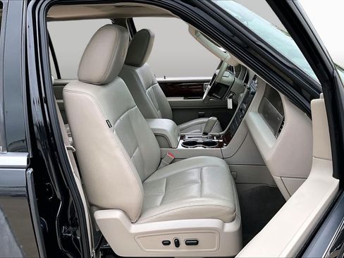 Used 2014 Lincoln Navigator 4WD image 9