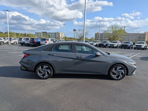 Used 2025 Hyundai Elantra Limited FWD image 2