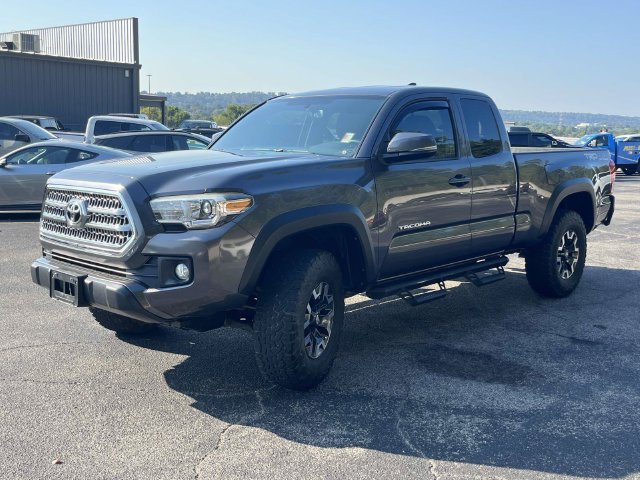 Used 2017 Toyota Tacoma TRD Off-Road w/ Tow Package AWD/4WD image 8