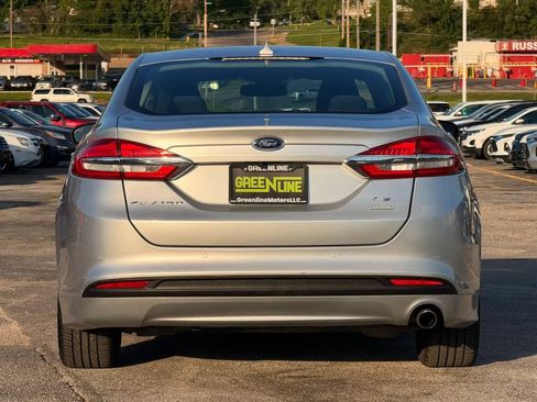 Used 2019 Ford Fusion SE FWD image 4