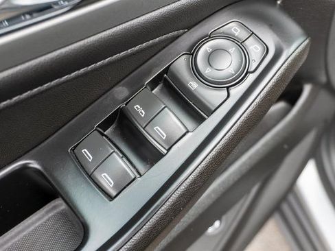 Used 2023 Chevrolet Traverse LT FWD image 17