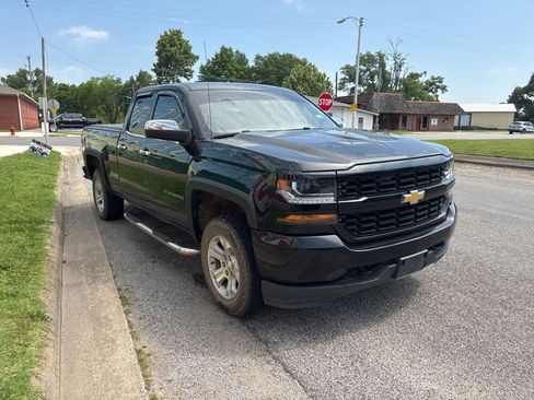 Used 2017 Chevrolet Silverado 1500 Custom w/ Custom Convenience Package AWD/4WD image 10