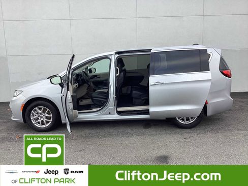 Certified 2024 Chrysler Pacifica Touring-L image 4