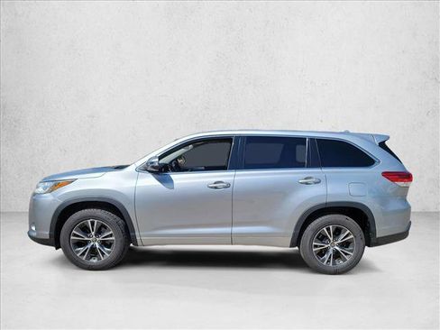 Used 2017 Toyota Highlander Plus FWD image 8