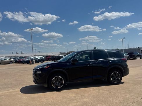 Certified 2025 Nissan Rogue SV FWD image 10