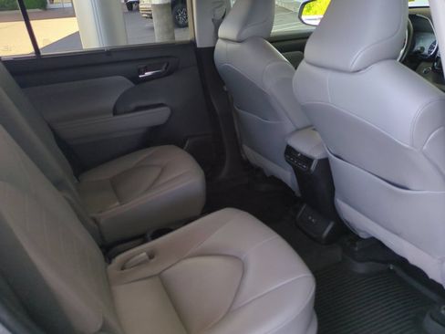 Used 2020 Toyota Highlander XLE AWD/4WD image 18