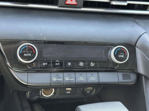 Used 2022 Hyundai Elantra SEL FWD image 18
