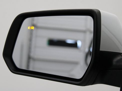 Used 2022 GMC Acadia SLT w/ LPO, Floor Liner Package FWD image 16