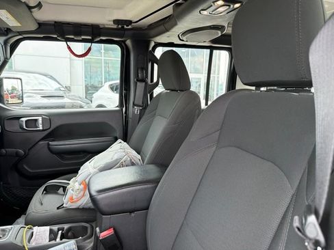 Used 2023 Jeep Gladiator Sport AWD/4WD image 9