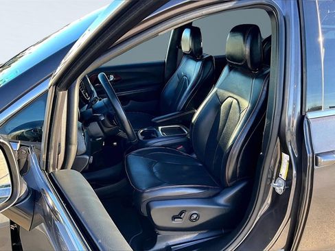 Certified 2020 Chrysler Pacifica Limited image 26