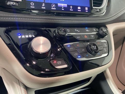 Used 2023 Chrysler Pacifica Limited image 30