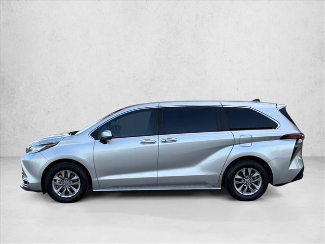 Used 2022 Toyota Sienna XLE AWD/4WD image 2