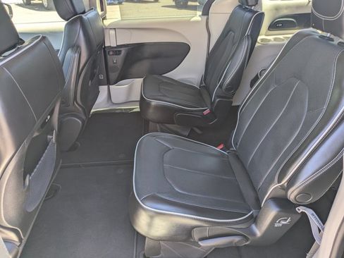Used 2023 Chrysler Pacifica Limited FWD image 18