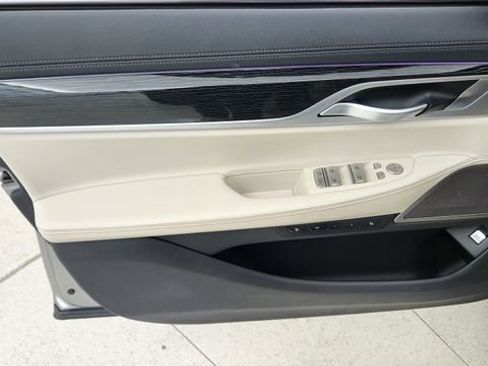 Used 2022 BMW 740i xDrive w/ M Sport Package image 36