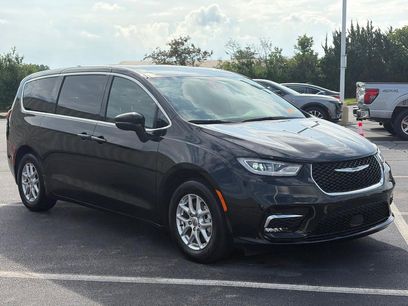 Used 2025 Chrysler Pacifica Select