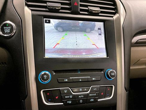 Used 2017 Ford Fusion SE w/ Fusion SE Technology Package image 14