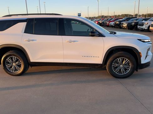 Used 2024 Chevrolet Traverse LT image 2