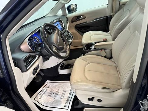 Used 2017 Chrysler Pacifica Touring-L w/ Tire & Wheel Group image 15