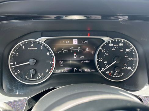 Used 2023 Nissan Pathfinder SL FWD image 11