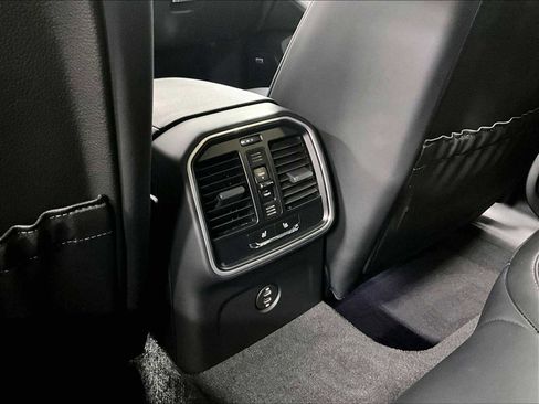 Used 2025 Porsche Macan image 26