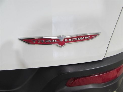 Used 2018 Jeep Cherokee Trailhawk image 41