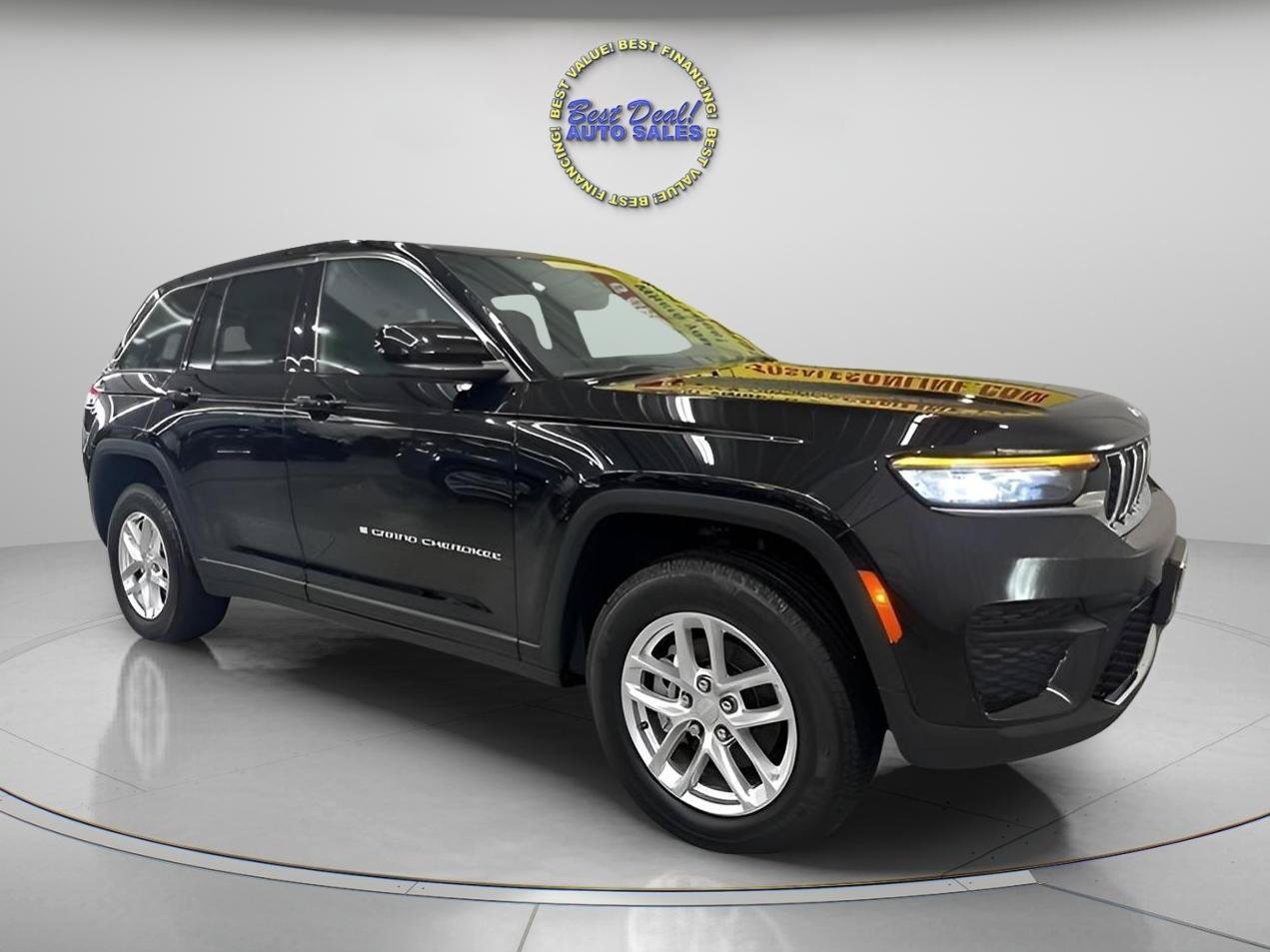 Used 2024 Jeep Grand Cherokee Laredo X w/ Luxury Tech Group I AWD/4WD image 5