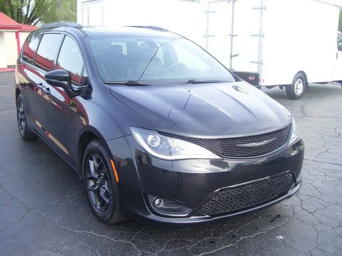 Used 2018 Chrysler Pacifica Limited w/ S Appearance Package FWD image 4