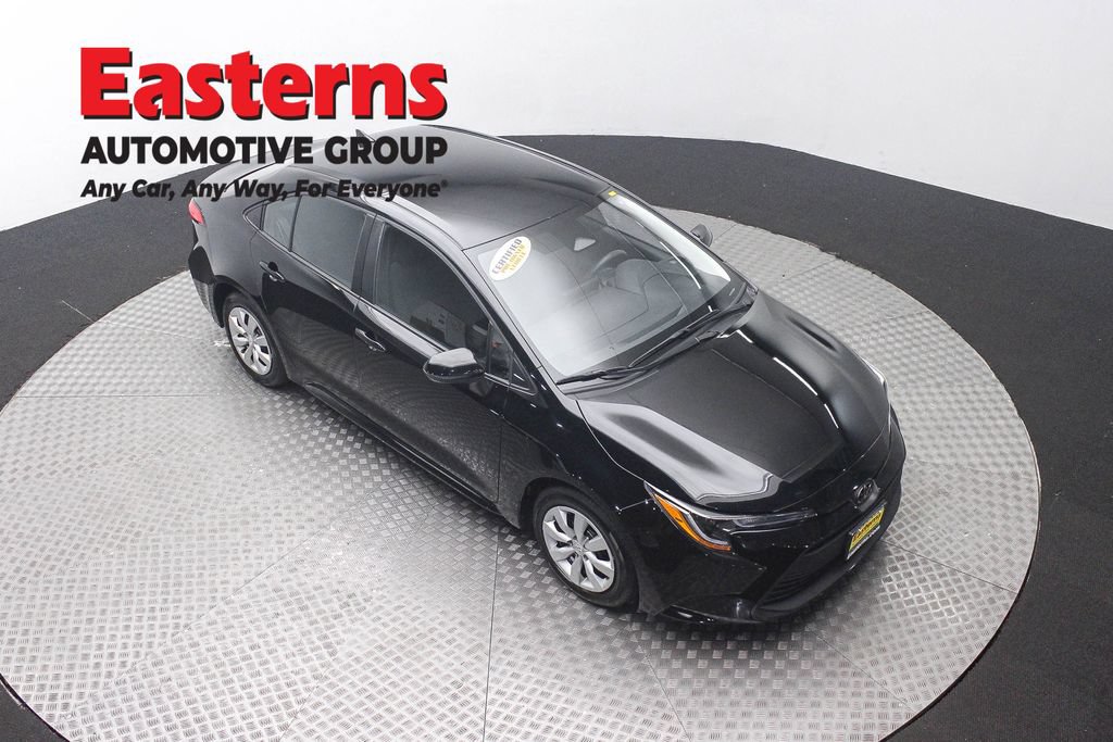 Used 2025 Toyota Corolla LE FWD image 4