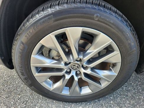 Used 2023 Toyota RAV4 XLE Premium image 17