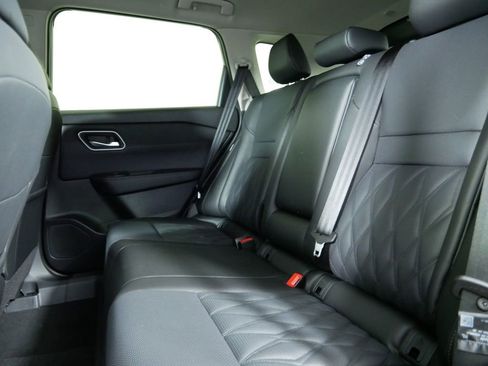 Used 2025 Nissan Rogue Platinum image 13